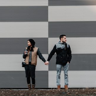Couple assis dos à dos dans le silence, illustrant la question du break en couple et de la distance relationnelle