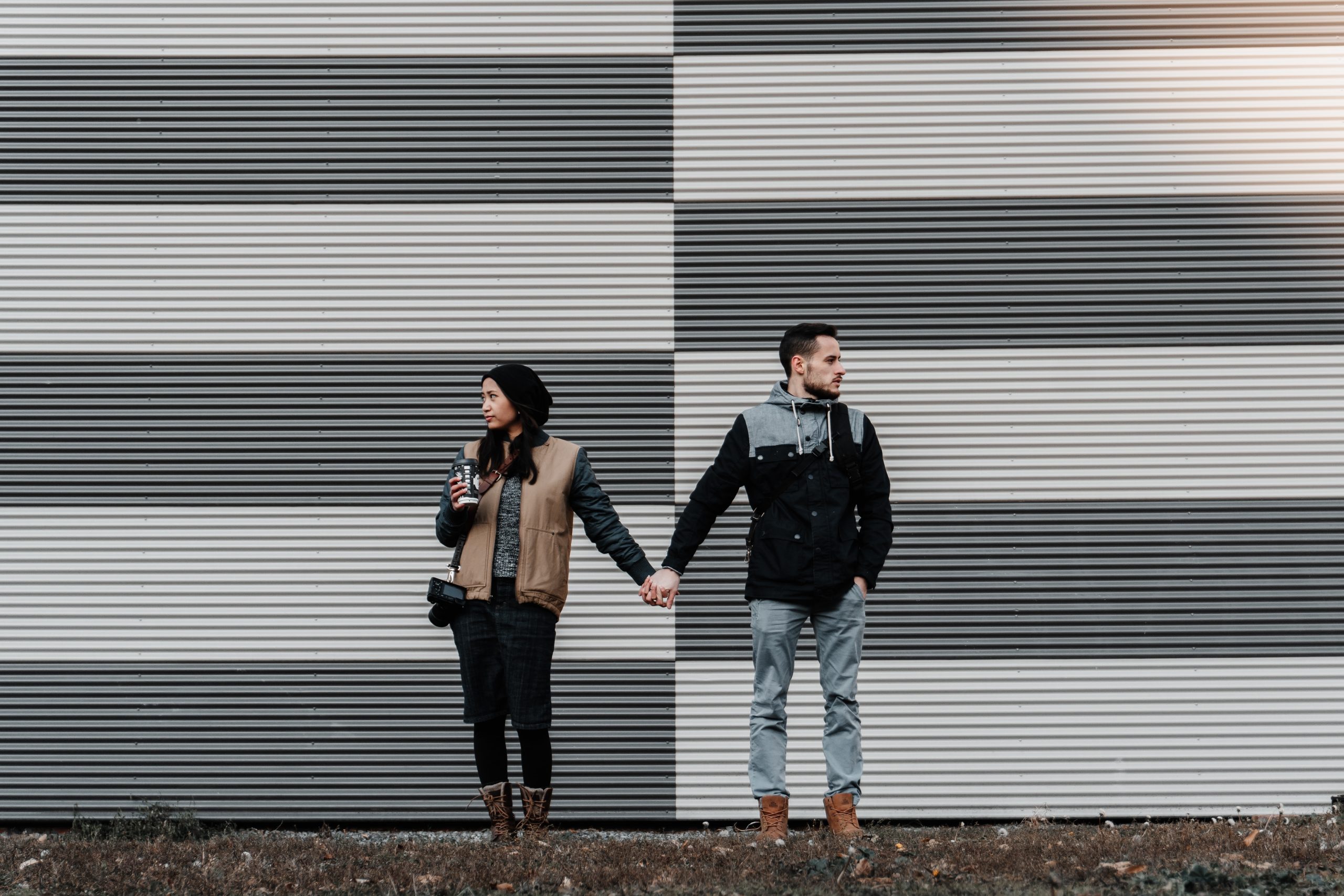Couple assis dos à dos dans le silence, illustrant la question du break en couple et de la distance relationnelle